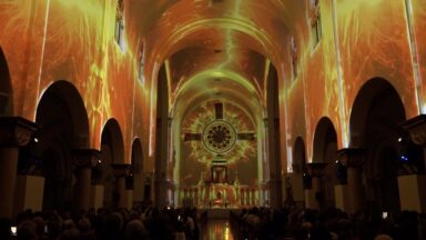 Luz, arte e tecnologia se encontram dentro de igreja em São Paulo