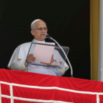 Papa fala ao microfone da sacada do Palácio Apostólico