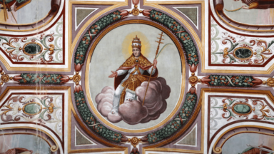 Depois que São Pedro morreu, quem se tornou o segundo Papa da Igreja?