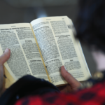 Como começar a ler a Bíblia e estudá-la? Especialista dá dicas