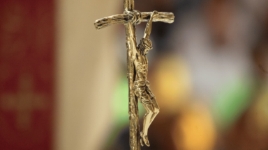 Cruz de Jesus simboliza o triunfo do amor sobre o ódio, lembra padre