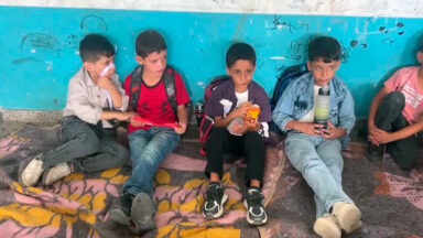Estudantes de Gaza retornam a escolas danificadas pela guerra
