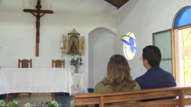 Devoção à Nossa Senhora Aparecida faz parte da rotina de uma familia