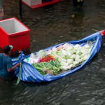 Ruas alagadas de Bangkok viram mercado flutuante