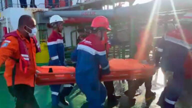 Indonésia procura 129 desaparecidos após navio virar