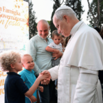“A família é o espelho no qual Deus se vê”, afirma Papa