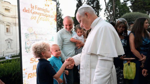 Papa cumprimenta crianças em festa com colaboradores do Vaticano.