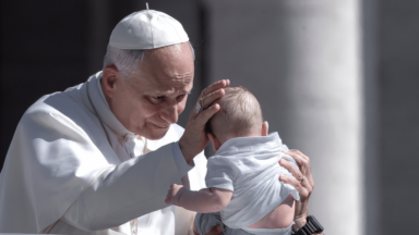 Papa: acolher e proteger a vida desde a concepção até o fim natural