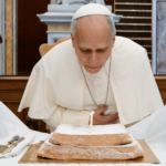 Leão XIV ganha bolo de aniversário ao visitar Biblioteca Apostólica