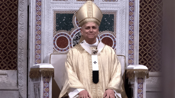 Papa Leão XIV com paramentos litúrgicos no altar da Basílica de São João de Latrão.