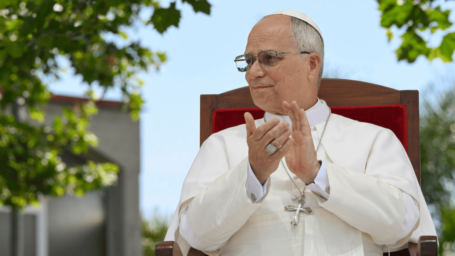 papa-leao-xiv-sentado-bate-palmas-foto-neutra-23-maio-5-2026-visita-acerra-_-foto-vatican-media-catholic-press-photoipasipa-usa-1536x864.png