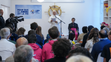 Papa: Cristo deixa-se encontrar nas pessoas que nos chamam à caridade