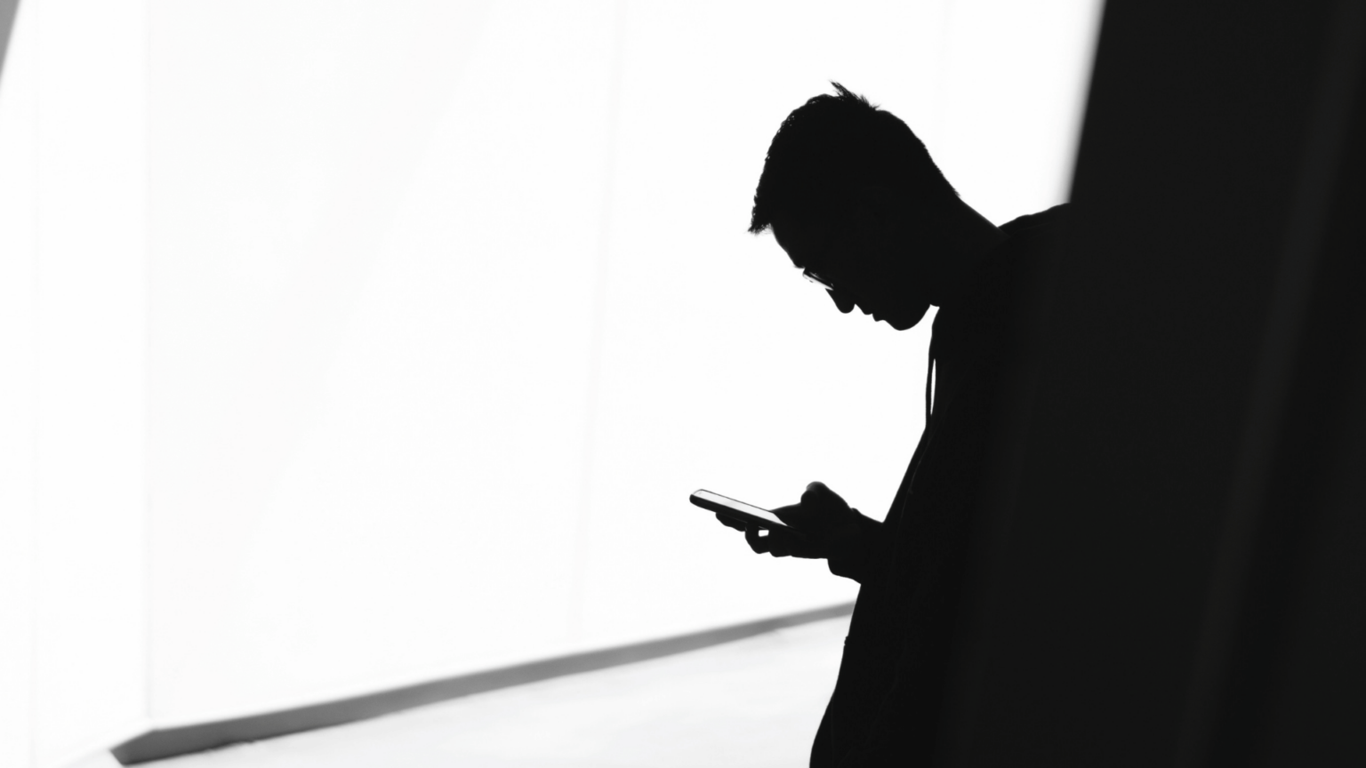 pessoa-distraida-no-celular-_-foto-warren-via-unsplash-1536x864.png