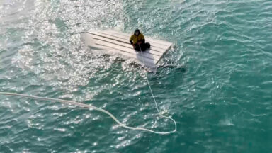 Adolescente é resgatado após passar dias em barco no Alasca