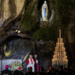 Papa reza o terço em Lourdes: Maria nos socorre nas tribulações