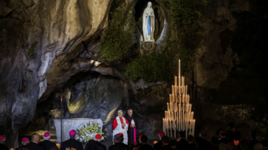 Papa reza o terço em Lourdes: Maria nos socorre nas tribulações