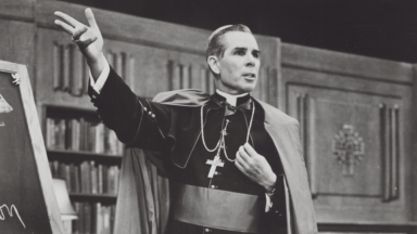 Veja quem foi Fulton Sheen, bispo que será beatificado nesta quinta-feira