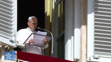 No Angelus, Papa Leão XIV reforça mensagem de paz e amor ao próximo
