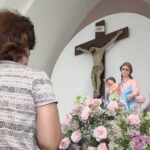Paróquia reúne fiéis para manter viva tradição da oração do Rosário