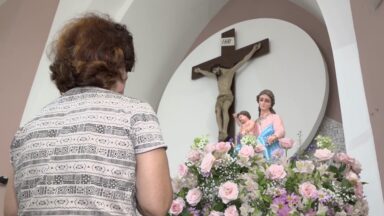 Paróquia reúne fiéis para manter viva tradição da oração do Rosário