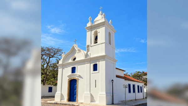 Capela de São benedito em Cabo Frio (RJ) com a fachada pintada de branco, portas e janelas na cor azul.