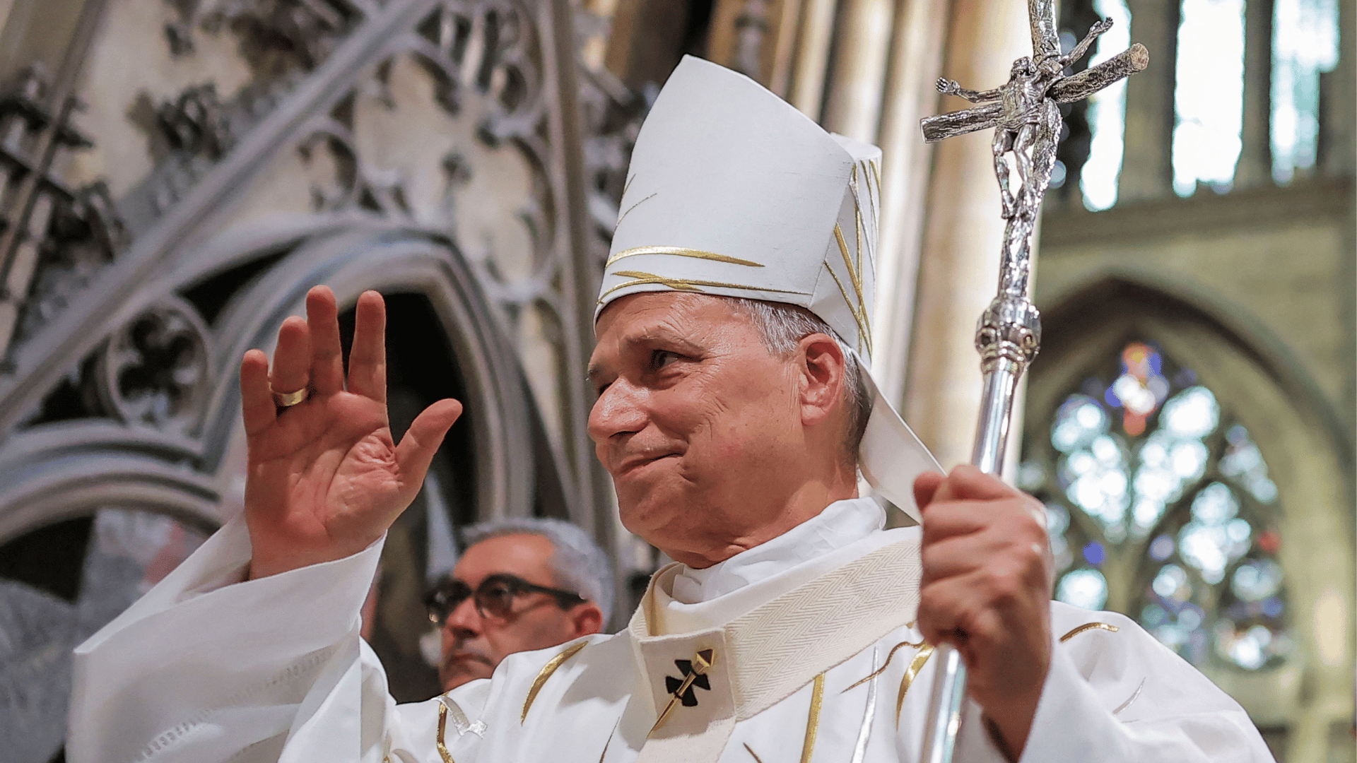 A imagem mostra o Papa Leão XIV com paramentos litúrgicos e segurando na mão esquerda a cruz 