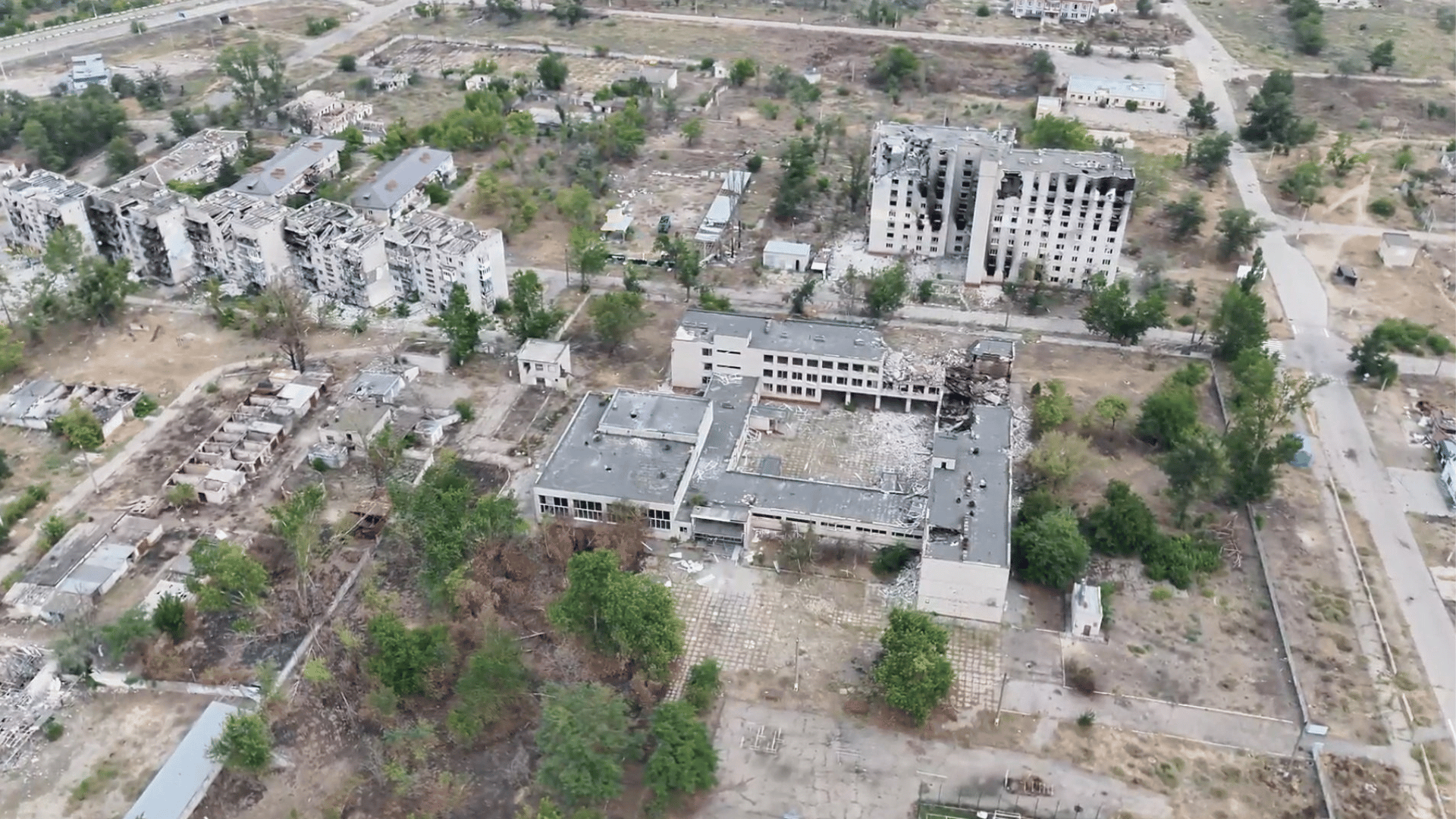 Vista aérea mostra edifícios destruídos em Oleshky, na região de Kherson, na Ucrânia, em área sob controle russo.