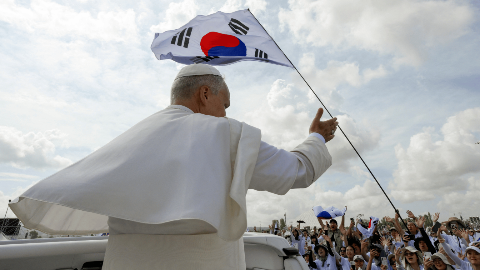comprado-em-30.09-_-papa-leao-xiv-bandeira-coreia-do-sul-jovens-missa-envio-jubileu-dos-jovens-3-agosto-8-2025-_-foto-vatican-media­handout-via-reuters-1-1536x864.png