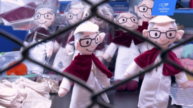 Detentas confeccionam lembranças para viagem do Papa ao Peru