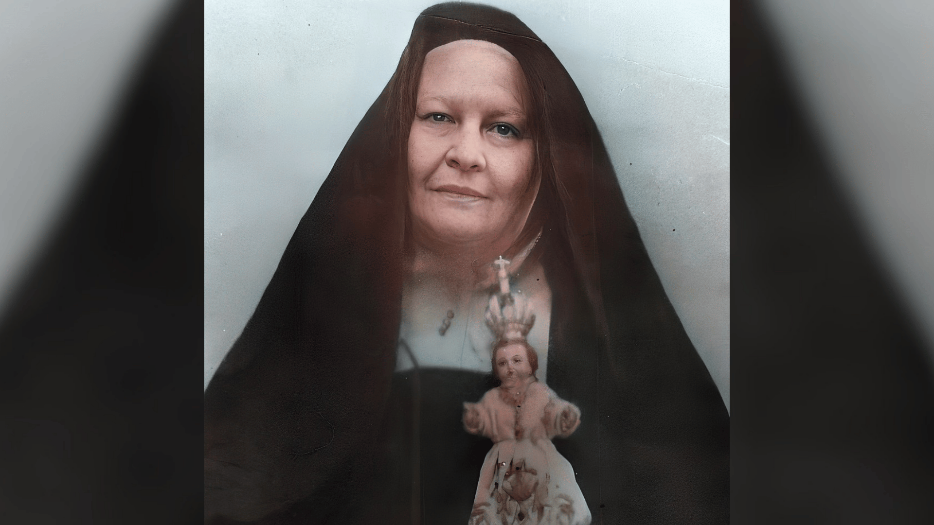 Madre Maria José de Jesus, religiosa carmelita, posa para foto segurando uma imagem do Menino Jesus.