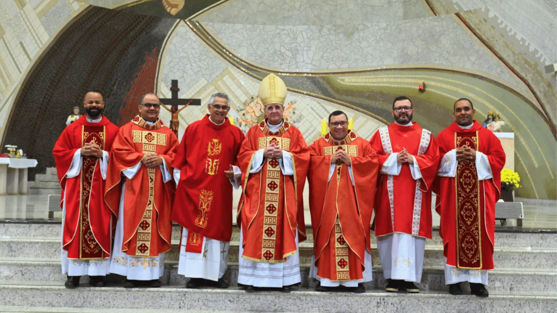 Padre Wagner Ferreira posa ao lado de Dom Carlos Lema Garcia e outros sacerdotes e diáconos após Celebração Eucarística.
