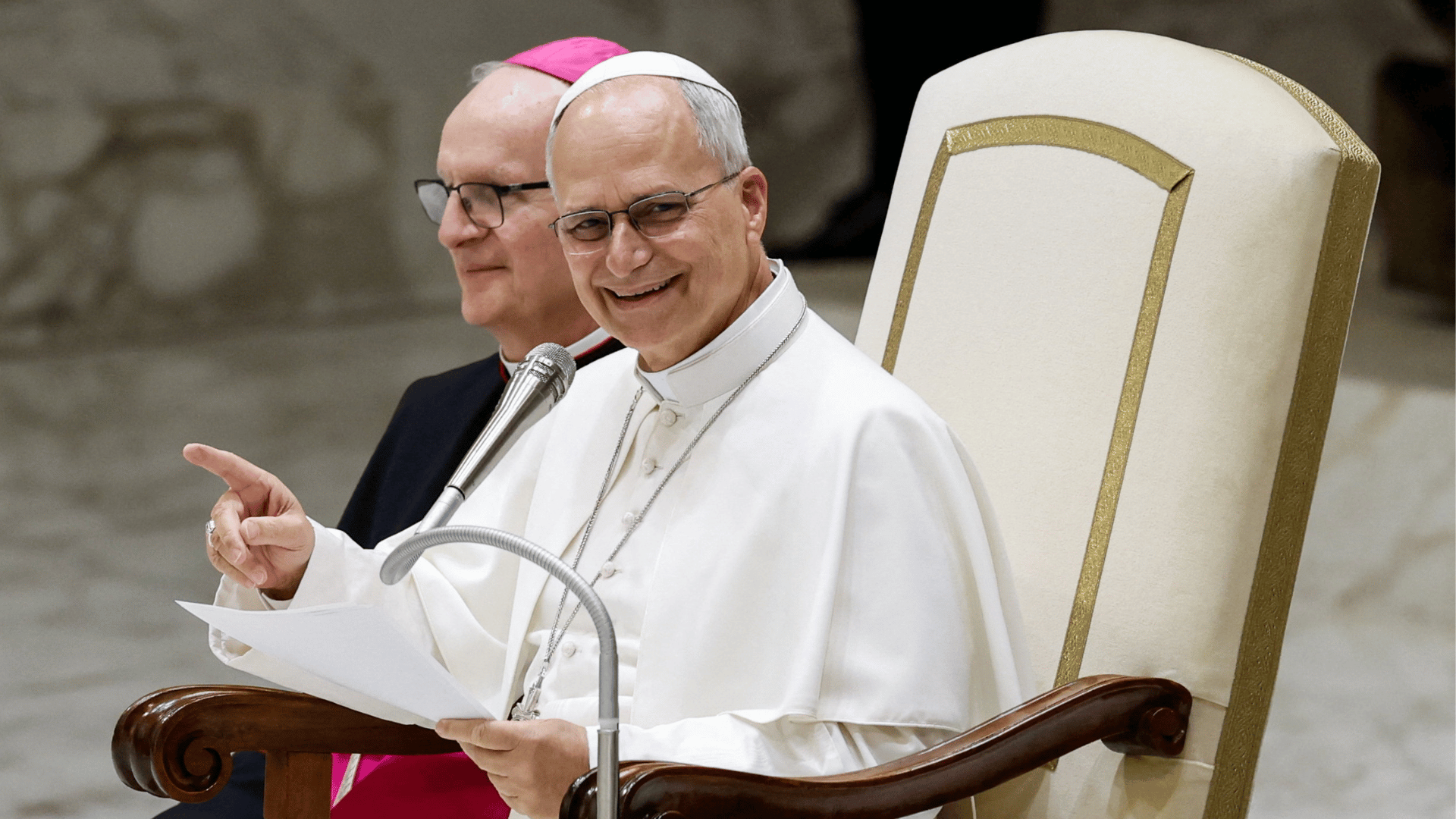 Papa Leão XIV sorri durante audiência na Sala Paulo VI, no Vaticano.
