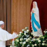 Maria é modelo de diálogo e caminho para a paz, indica Papa