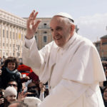 Papa Francisco, com as tradicionais vestes brancas, passa pela Praça São Pedro de papamóvel enquanto acena aos fiéis.