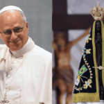 A foto traz duas imagens: à esquerda, o Papa Leão XIV acenando. À direita, está uma imagem de Nossa Senhora Aparecida