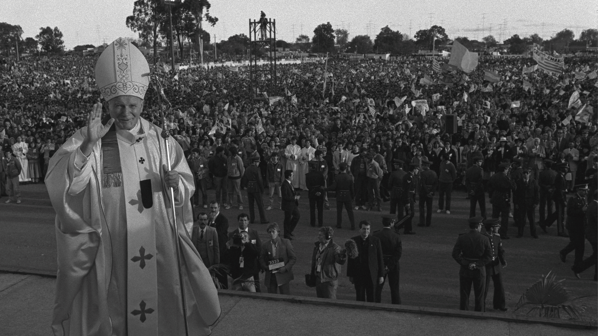 Papa São João Paulo II abençoa os fiéis durante celebração campal diante de uma multidão em Florida, no Uruguai.