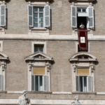Papa recita o Angelus da sacada da Biblioteca do Palácio Apostólico, no Vaticano.