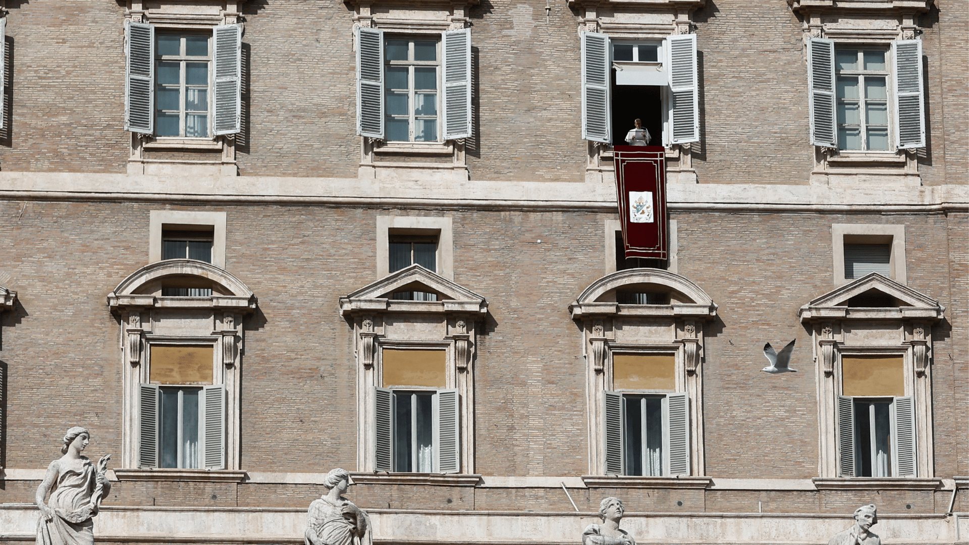 Papa recita o Angelus da sacada da Biblioteca do Palácio Apostólico, no Vaticano.