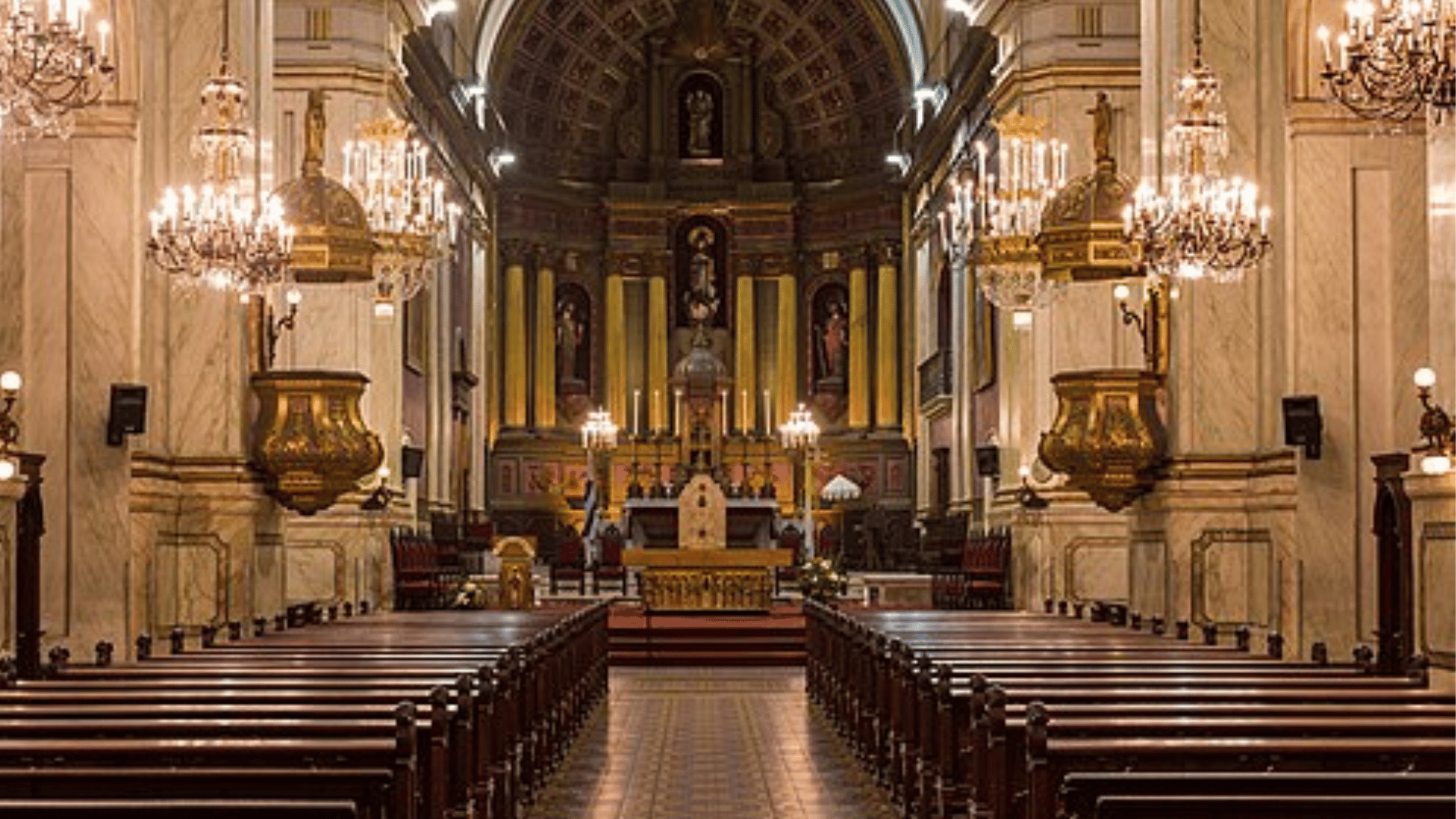 Interior do Santuário Nacional da Virgem dos Trinta e Três, no Uruguai, com altar ao fundo e bancos distribuídos pela nave.