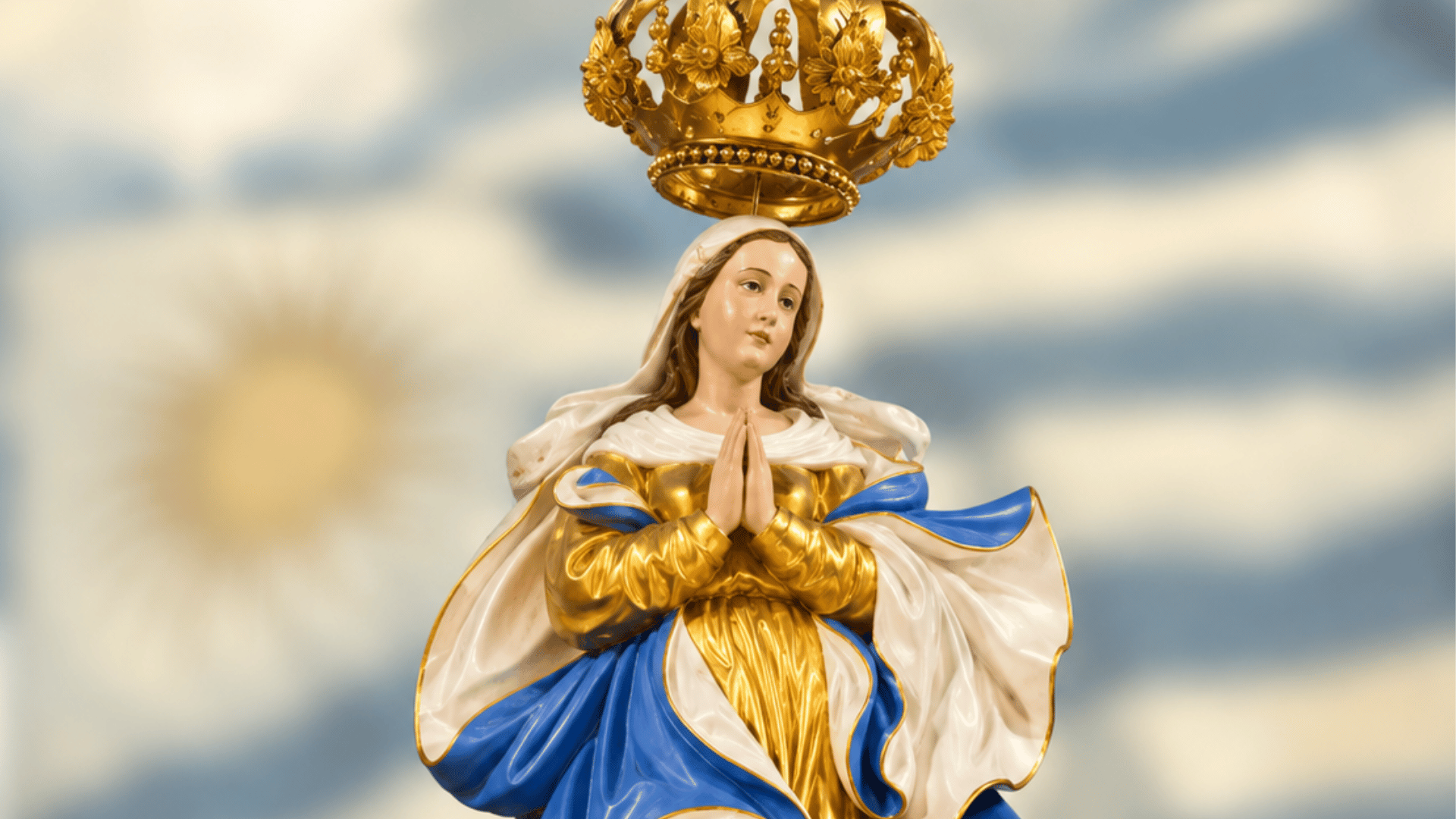 Imagem de Nossa Senhora dos Trinta e Três, padroeira do Uruguai, coroada e com as mãos unidas em oração.