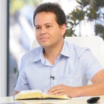 A alegria expulsa o mal de nossa vida!
