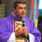 Grupo de oração com padre Roger Luís