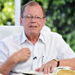 Acabou o tempo de vivermos com um pé lá outro cá