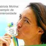 Nadadora Fabíola Molina doa uniforme de competições para a Canção Nova