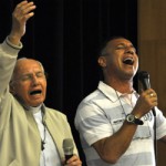 Monsenhor Jonas Abib reza por peregrinos na Terra Santa