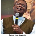 Padre José Augusto reza pela cura das enfermidades do corpo e da alma