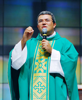 Padre Roger Luis