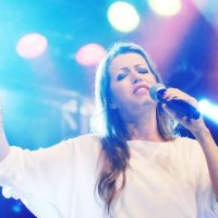 Adriana Arydes encontra Deus através da música