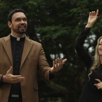 Padre Adriano Zandoná lança clipe com a participação de Adriana Arydes