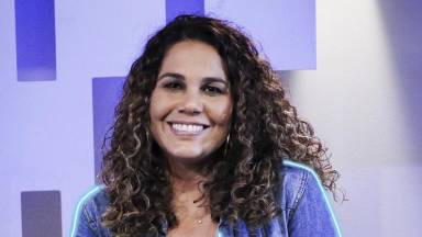 Eliana Ribeiro canta e ministra oração com a música Barco a Vela